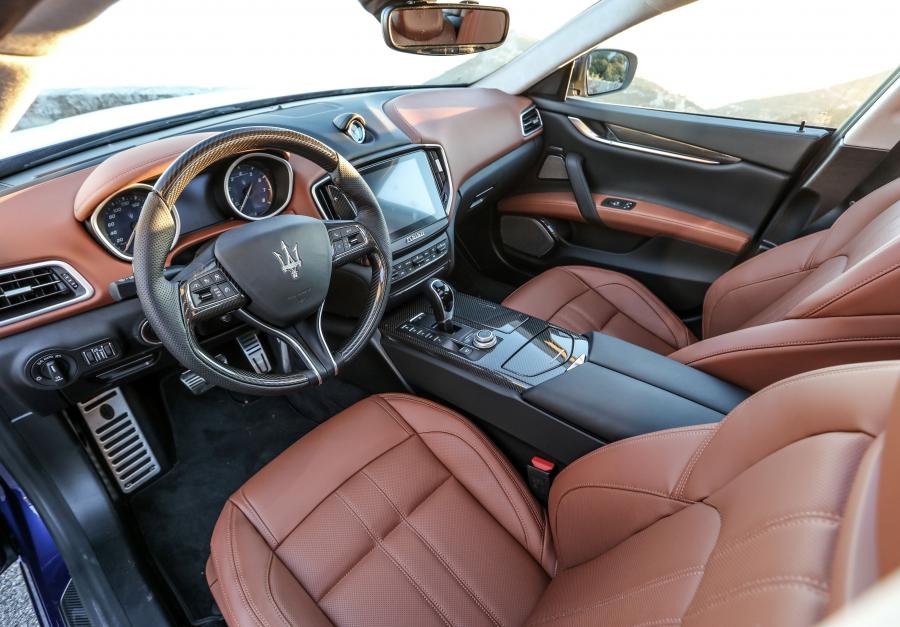 Интерьер Maserati Ghibli S GranSport 2017 года  (фото 32 из 40)